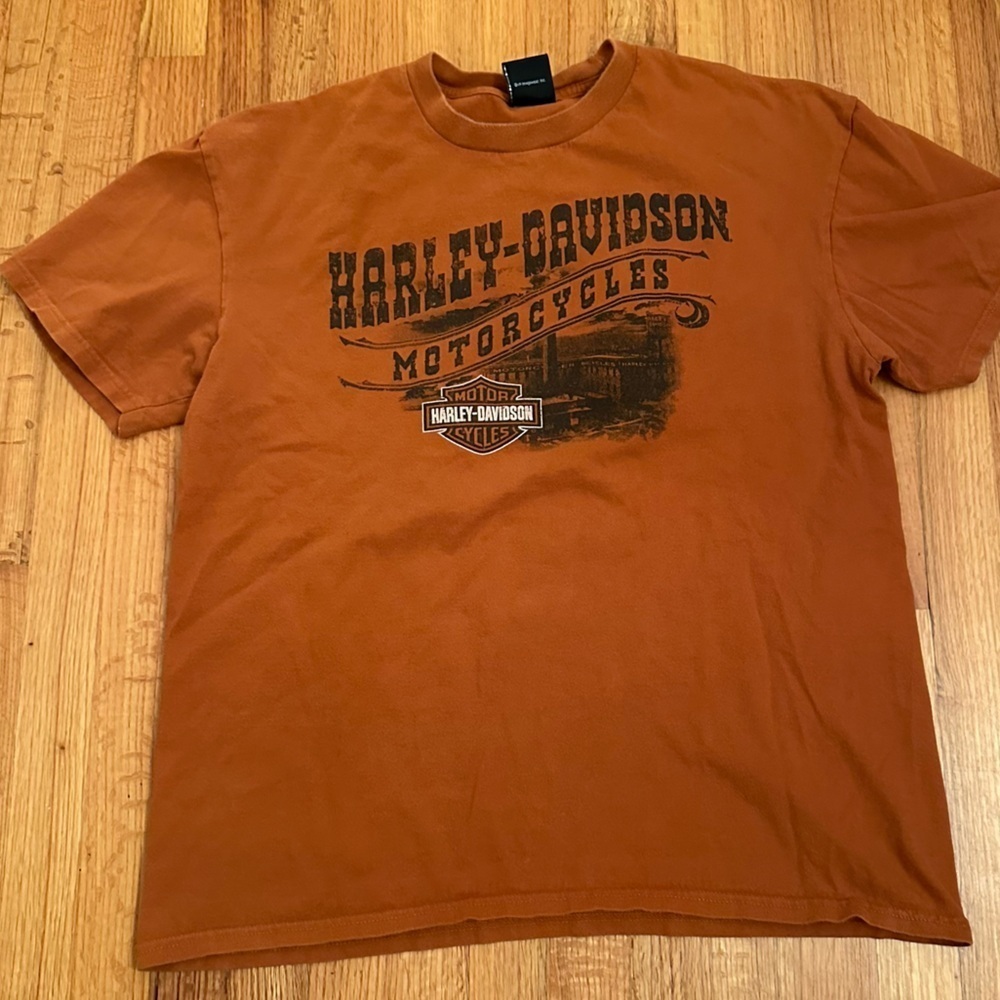 Harley-Davidson Guam T-shirt with a graphic of a motorcycle on a beach(g8)